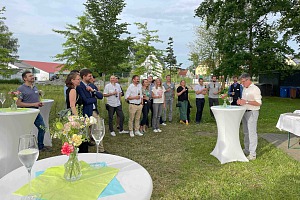 Zweites AnBau Frühlingsfest - Menschen auf der Wiese